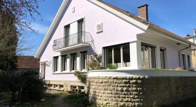 La Maison de la Douce Heure, 4 appartements climatisés avec jardin au centre ville proche des Thermes, Забронировать Апартаменты/квартира Отели Горного массива Юры с парковкой, Парковка