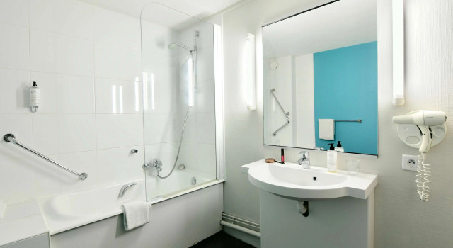 Трёхместный номер Standard Kyriad Lannion-Perros-Guirec