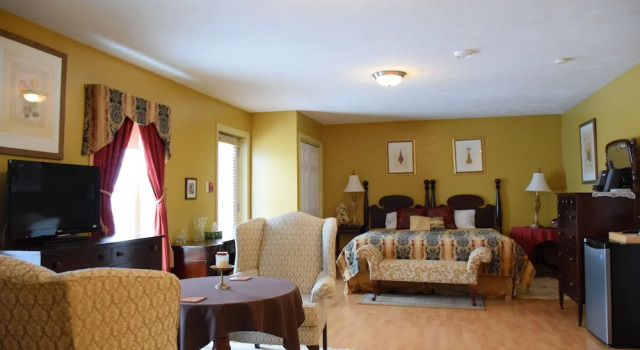 Двухместный люкс с балконом Auberge Wild Rose Inn
