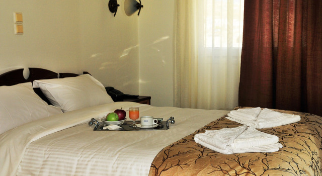 Portiani Hotel, Prenota Hotel Adamas Milo