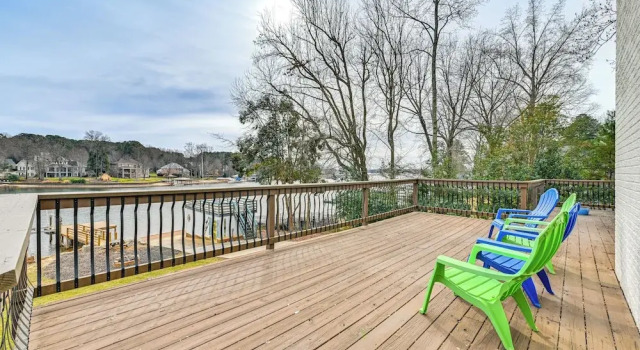 Коттедж Boat Dock & Game Room: Waterfront Lake Norman Gem
