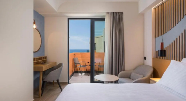 Двухместный номер Standard с видом на бассейн Hyperion City Hotel & Spa