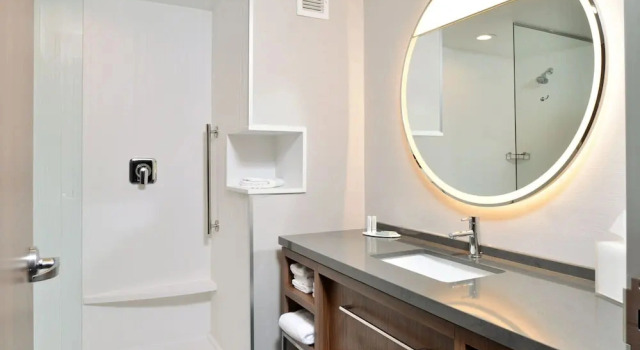 Трёхместный люкс Courtyard by Marriott Raleigh Cary Crossroads