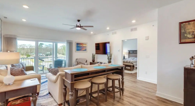 Bright Lewes Condo w/ Balcony, 7 Mi to Beach!, 예약 아파트 루이스 