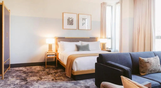 Junior-Suite Clayton Hotel & Members Club