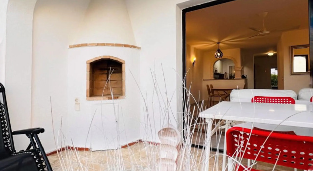 Renovated Apartment with Sea Views and Pool 6 min walk from Beach