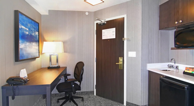 Двухместный номер Standard с балконом Holiday Inn Express and Suites Calgary by IHG
