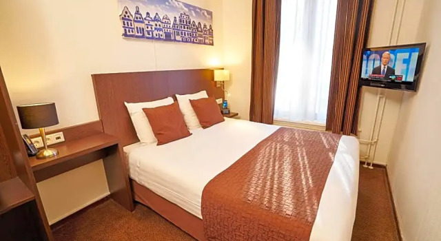 Номер Standard с видом на канал Hotel Nes Amsterdam