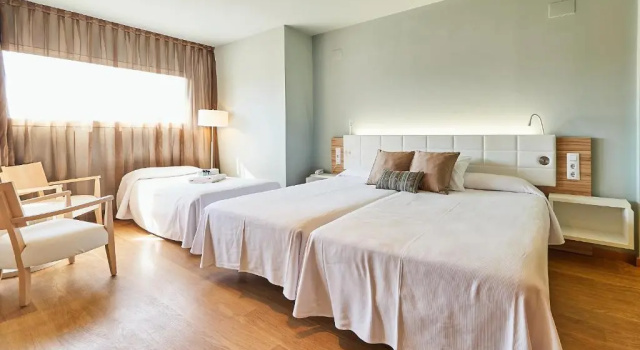 Трёхместный номер Standard с видом на сад Mònica Hotel