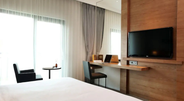 Двухместный номер Deluxe с балконом The Suites Hotel Jeju