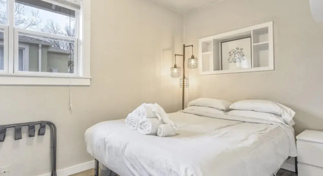 2BR Central Location Big Backyard & Dog Friendly!