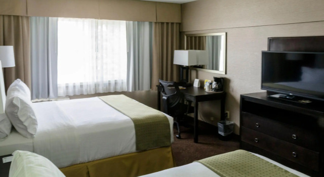 Четырёхместный номер Standard Holiday Inn Express Big Rapids by IHG