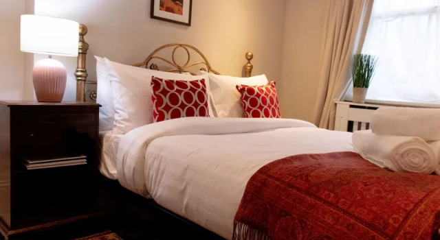 Trendy Two Bed Apartment With Private Garden
