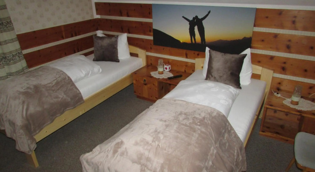Ferienhaus Tschenett, Prenota Hotel Hotel a Tirolo con parcheggio, Parcheggio