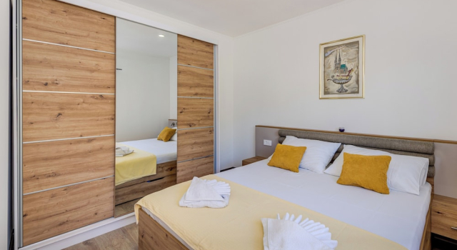 Villa Gariful Sleeps 8 with Pool & Pet Friendly, Book Villa Hotels in Krstatice with Parking, Parking
