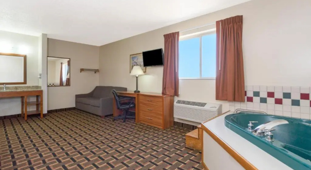 Люкс Deluxe Days Inn by Wyndham Paxton