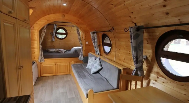 Les Amis Du Lac, Book Hotel  