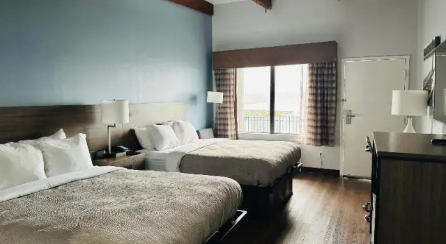 Четырёхместный номер Standard с балконом Quality Inn - On The Lake Clarksville-Boydton