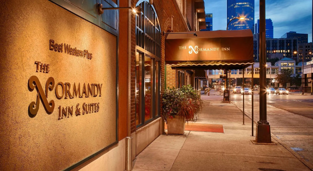Кровать в общем номере Best Western Plus The Normandy Inn & Suites