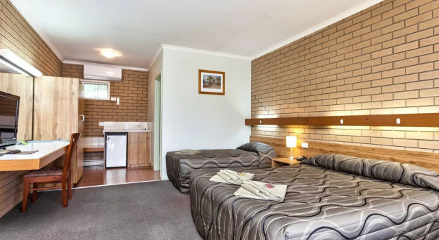 Holbrook Town Centre Motor Inn, Забронировать Отель Отели Холбрук с завтраком, рядом с Национальный музей австралийской керамики, Завтраки