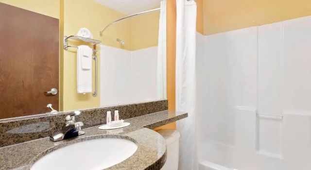 Четырёхместный номер Standard Microtel Inn & Suites by Wyndham Princeton