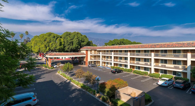 Кровать в общем номере Hyland Inn Pasadena Civic Auditorium