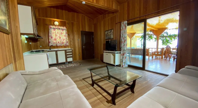 Коттедж с балконом Tree Houses Hotel