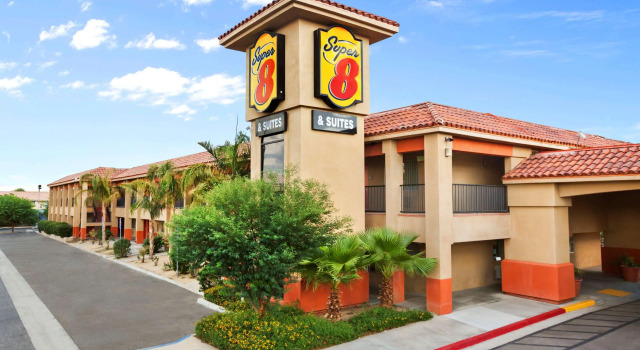 Super 8 by Wyndham Indio, Забронировать Отель Индио Coachella Valley, рядом с Загородный клуб Indian Palms