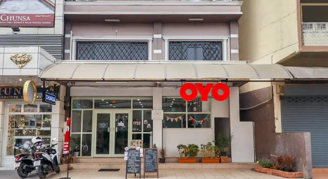 OYO 724 Green Light Cafe and Bed Hostel, Забронировать Хостел Отели Чиангмай с парковкой, рядом с Nong Buak Hard Public Park, Парковка