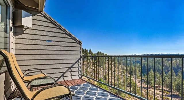 Апартаменты с 3 комнатами с балконом Hiking Trail & Hot Tub Access: Bend Condo w/ Deck