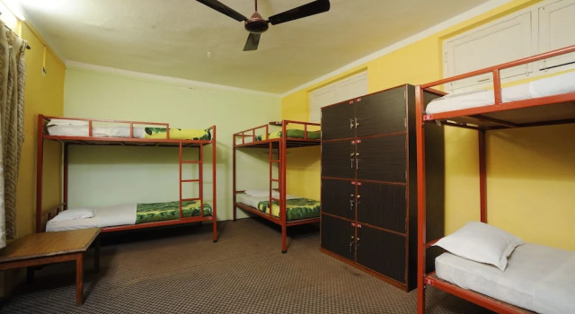 Кровать в общем номере Hotel Himalaya Yoga