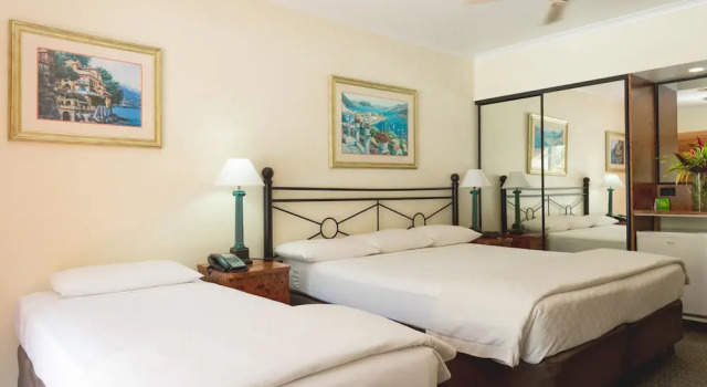 Трёхместный номер Standard с балконом и с видом на бассейн Palm Royale Cairns