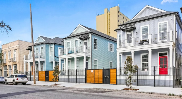 Modern 4 BR Condo with Balcony & Pool - Near FQ, Забронировать Отель Новый Орлеан Луизиана, рядом с Казино Harrah's New Orleans