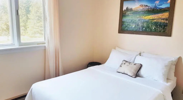 The Backcountry Inn & Hostel, Varaa Hostelli  