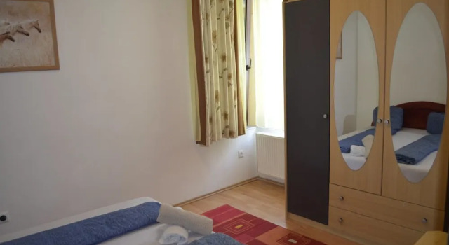 Bálint 2 apartman with outdoor pool, Забронировать Апартаменты/квартира Отели Шиофок с парковкой, рядом с Железнодорожный вокзал Шиофок, Парковка