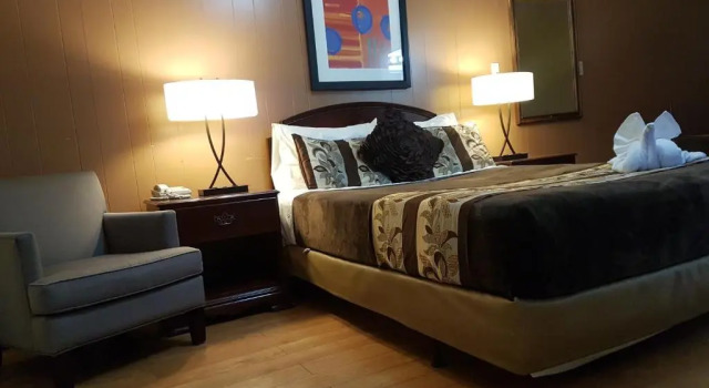 Четырёхместный номер Standard Parkway Motel & European Lodges