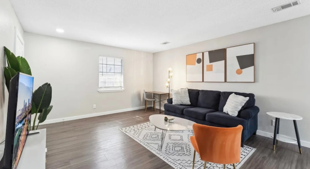 Spacious and Fun King Bed 2BR w Pool 5 Min to DT
