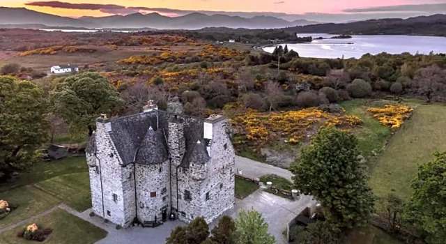 Кровать в общем номере Barcaldine Castle