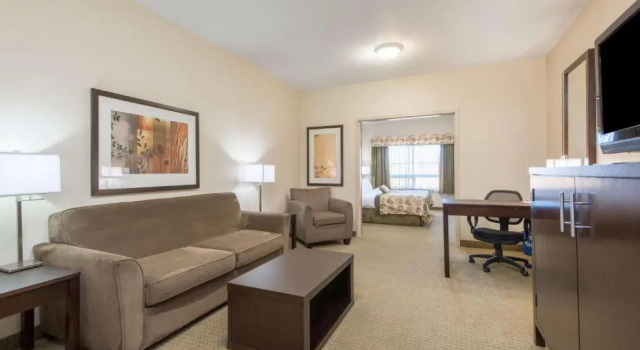 Suite Deluxe Ramada by Wyndham Wainwright
