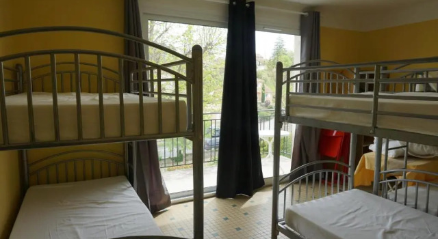 Кровать в общем номере Gîte des Grands Causses