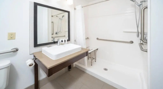 Четырёхместный номер Standard Country Inn & Suites by Radisson, Cumming near NorthSide Hospital Forsyth
