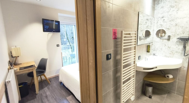 Номер Superior с балконом и с видом на реку Logis Hôtel Restaurant Les 2 Rives - A75, en bordure de rivière