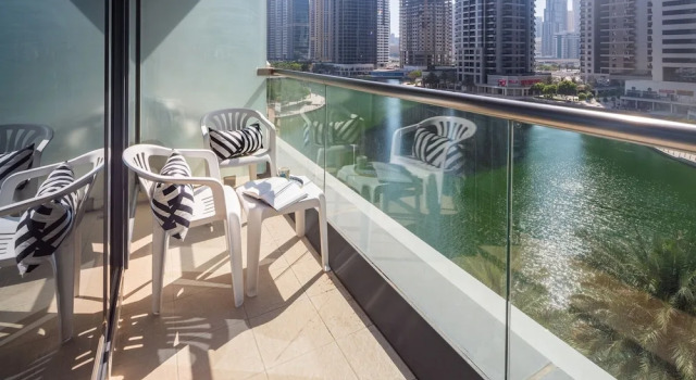 Spacious + Modern Studio in JLT - Sleeps 3, Забронировать Апартаменты/квартира Отели Эмирата Дубая с парковкой, рядом с Остановка трамвая Marina Towers, Парковка