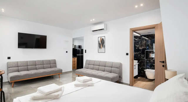 Четырёхместный люкс с видом на море ELEANA Beach Suites