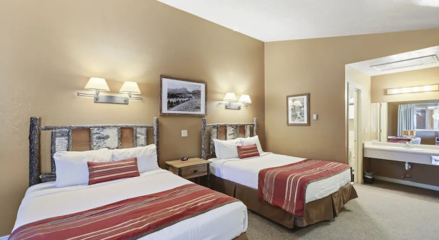 Четырёхместный номер Deluxe Headwaters Lodge & Cabins at Flagg Ranch