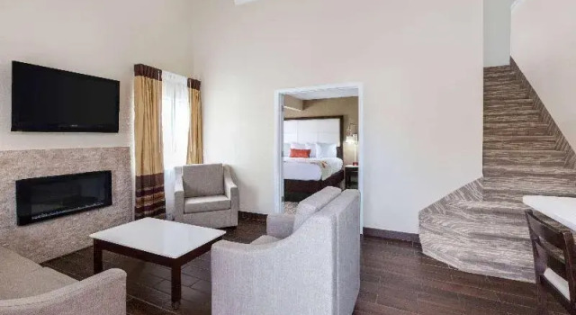 Четырёхместный люкс с 2 комнатами Hawthorn Suites by Wyndham Southfield