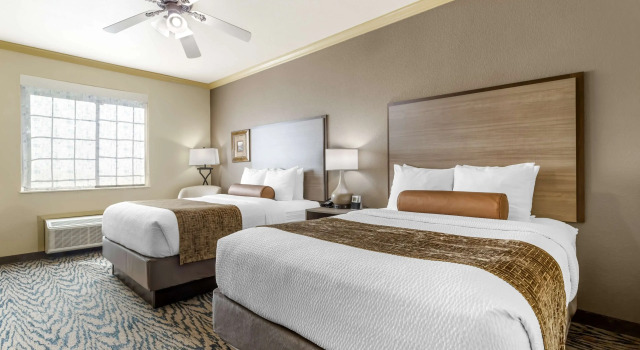 Четырёхместный номер Standard Best Western Plus Crown Colony Inn & Suites