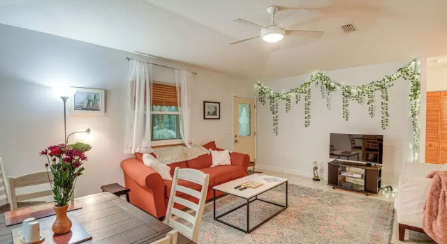 Palm Coast Vacation Rental < 1 Mi to the Beach!, Забронировать Дом для отпуска Коттеджи Палм-Кост, Коттедж