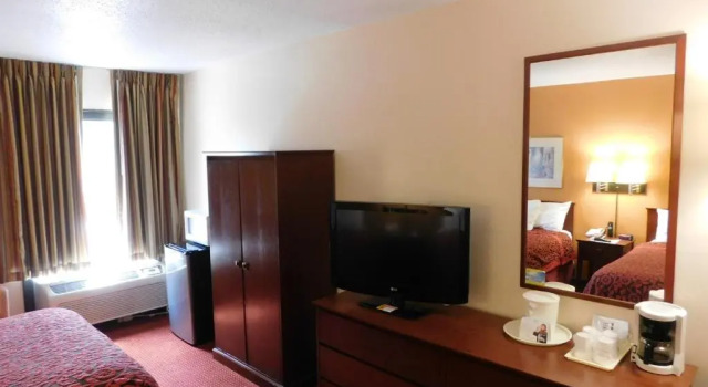 Четырёхместный номер Deluxe Days Inn & Suites by Wyndham Cedar Rapids