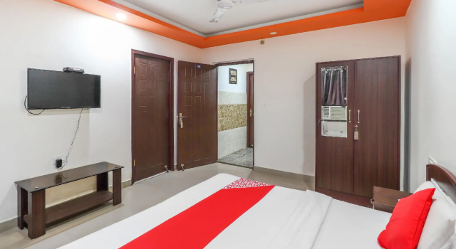 OYO 62748 Hotel Zeenat, Забронировать Отель Отели Джамму и Кашмира с парковкой, Парковка